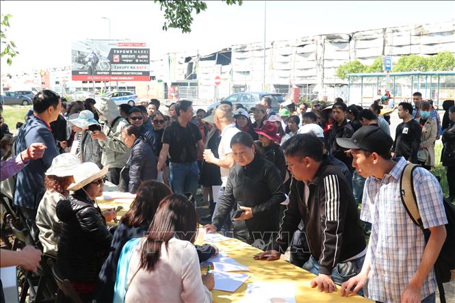 Vietnamese shop owners affected by the  fire at the Marywilska shopping centre in Warsaw, Poland apply for monetary support. VNA Photo: Ngọc Biên