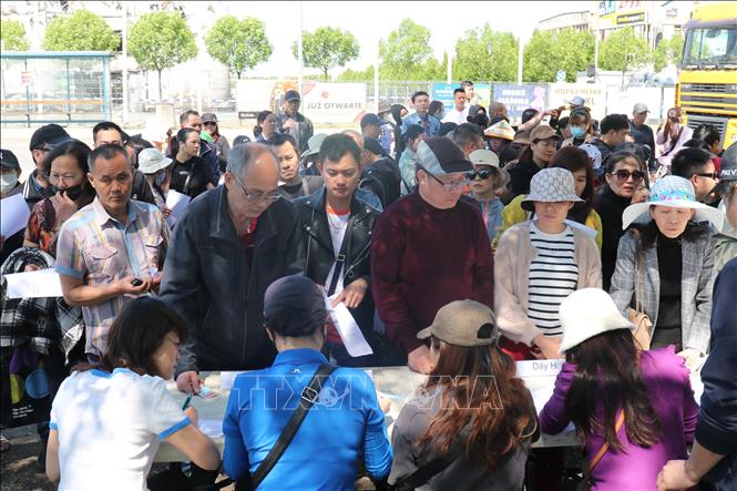 Vietnamese shop owners affected by the  fire at the Marywilska shopping centre in Warsaw, Poland apply for monetary support. VNA Photo: Ngọc Biên