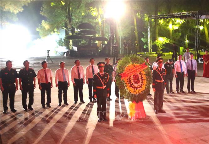 Các đại biểu dâng hương, tưởng niệm tại Đài tưởng niệm Nghĩa trang Liệt sĩ Quốc gia Trường Sơn. Ảnh: Thanh Thuỷ-TTXVN