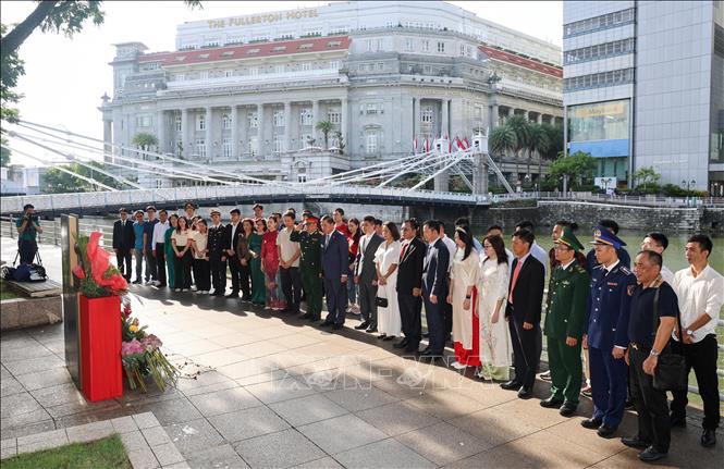 Delegates attend the floral tribute ceremony at the Ho Chi Monument inside the Asia Civilization Museum, Singapore. VNA Photo: Lê Dương