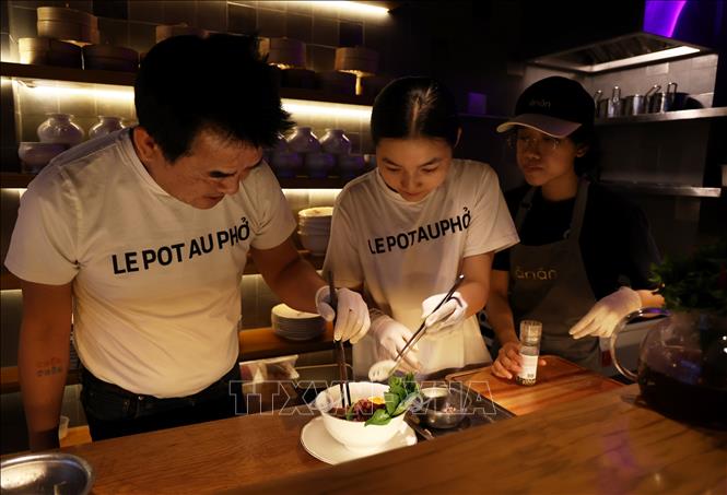 Chefs at Pot Au Pho prepare a special bowl of pho for diners. VNA Photo: Hồng Đạt