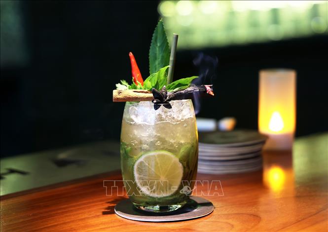 Pho cocktail - a savoury drink which blends the herbs and spices of pho with Vietnamese gin, giving it a unique and aromatic taste. VNA Photo: Hồng Đạt