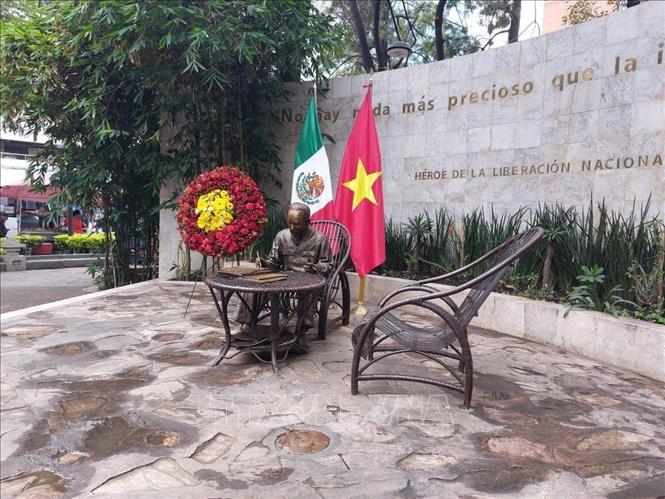 Bức tượng Chủ tịch Hồ Chí Minh tại trung tâm Thủ đô Mexico City. Ảnh: TTXVN phát