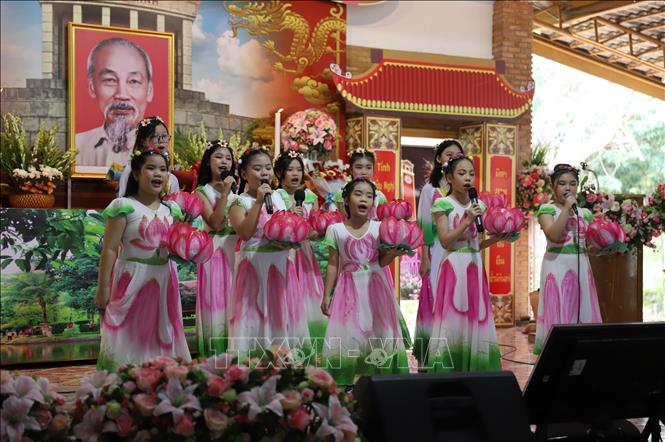 Children sing and dance in commemoration of President Ho Chi Minh at the memorial site dedicated to President Ho Chi Minh in the northeastern province of Nakhon Phanom. VNA Photo: Đỗ Sinh