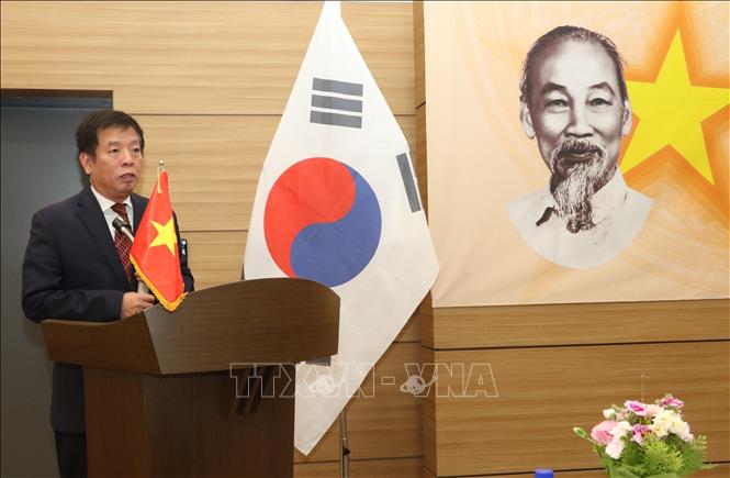 Vietnamese ambassador to the Republic of Korea speaks at a ceremony marking the 134th anniversary of President Ho Chi Minh’s birthday. VNA Photo: Đức Tháng
