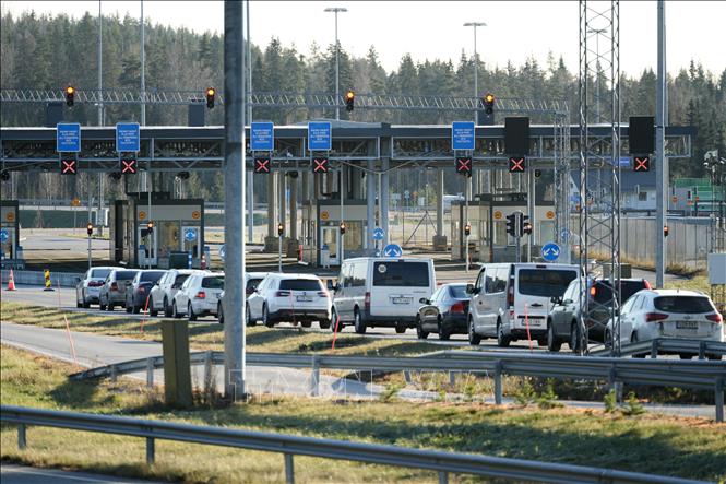 (Tư liệu) Các phương tiện xếp hàng chờ qua cửa khẩu Nuijamaa ở Lappeenranta, biên giới Phần Lan - Nga, ngày 17/11/2023. Ảnh: AFP/TTXVN