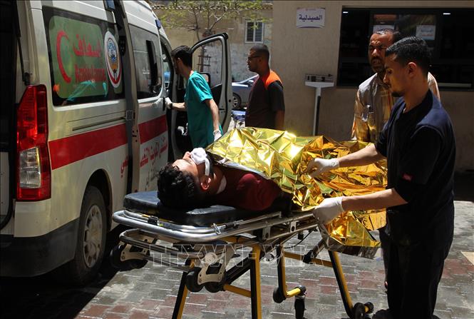 Chuyển người bị thương tới một bệnh viện ở Rafah, Dải Gaza, sau các cuộc không kích của Israel, ngày 15/5/2024. Ảnh: THX/TTXVN