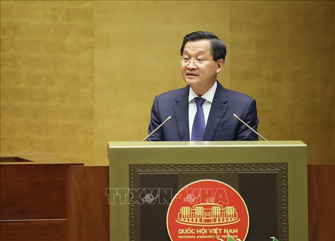 Phó Thủ tướng Lê Minh Khái, thừa uỷ quyền của Thủ tướng Chính phủ trình bày Báo cáo đánh giá bổ sung kết quả thực hiện kế hoạch phát triển kinh tế-xã hội và ngân sách nhà nước năm 2023; tình hình thực hiện kế hoạch phát triển kinh tế-xã hội và ngân sách nhà nước những tháng đầu năm 2024. Ảnh: TTXVN