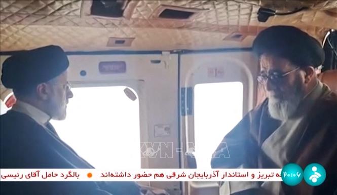 Hình ảnh do đài truyền hình nhà nước Iran IRINN phát ngày 19/5/2024: Tổng thống Iran Ebrahim Raisi (trái) trên trực thăng được cho là mất tích ở vùng núi tỉnh Đông Azerbaijan, phía Tây Bắc Iran. Ảnh: AFP/TTXVN