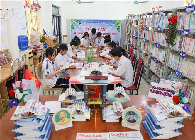 Thư viện nhà trường với nhiều đầu sách tham khảo, không gian yên tĩnh, phù hợp để học sinh lớp 12 ôn luyện, chuẩn bị cho kỳ thi. Ảnh: Thanh Tùng - TTXVN
