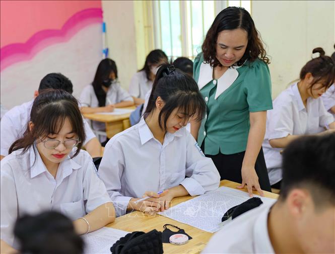 Các thầy cô không chỉ truyền thụ kiến thức mà luôn quan tâm, động viên, tạo tâm thế thoải mái để học sinh tự tin bước vào kỳ thi. Ảnh: Thanh Tùng - TTXVN