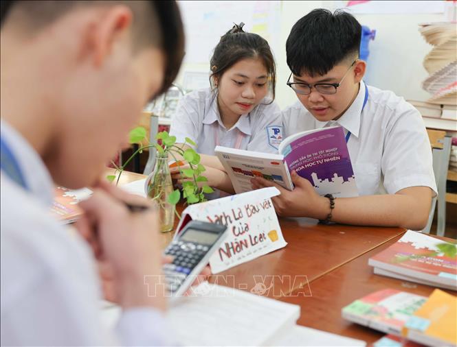 Học sinh Mê Linh, Hà Nội, nỗ lực ôn tập cho các kỳ thi sắp tới. Ảnh: Thanh Tùng - TTXVN 