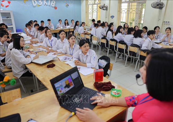 Học sinh huyện Mê Linh (Hà Nội) đang tranh thủ khoảng thời gian nước rút để ôn tập kiến thức, chuẩn bị cho kỳ thi với sự đồng hành, tận tâm của thầy cô giáo. Ảnh: Thanh Tùng - TTXVN 