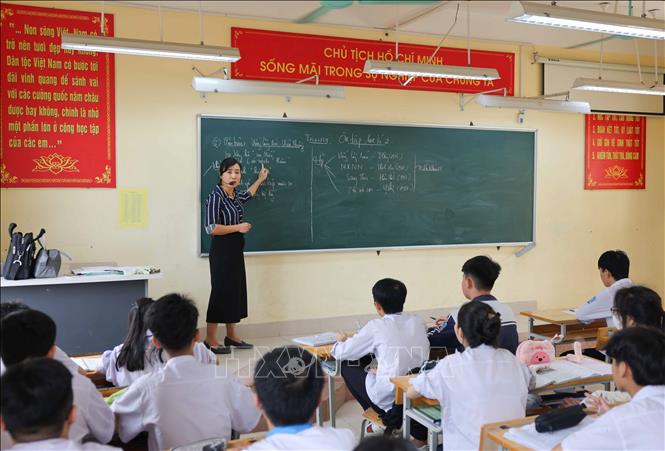 Học sinh huyện Mê Linh (Hà Nội) đang tranh thủ khoảng thời gian nước rút để ôn tập kiến thức, chuẩn bị cho kỳ thi với sự đồng hành, tận tâm của thầy cô giáo. Ảnh: Thanh Tùng - TTXVN 