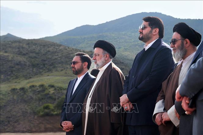 Tổng thống Iran Ebrahim Raisi (thứ 2, trái) cùng đoàn tháp tùng tới dự lễ khánh thành đập nước Qiz Qalasi trên sông Aras, tỉnh Đông Azerbaijan ngày 19/5/2024. Ảnh: AFP/TTXVN