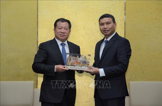 Ông Hồ Kỳ Minh (phải), Phó Chủ tịch Thường trực UBND thành phố Đà Nẵng tặng quà lưu niệm ông Chu Tiên Nghị, Bí thư Khu ủy Khu Đô thị mới Thiên Phủ Tứ Xuyên (Trung Quốc). Ảnh: Văn Dũng-TTXVN