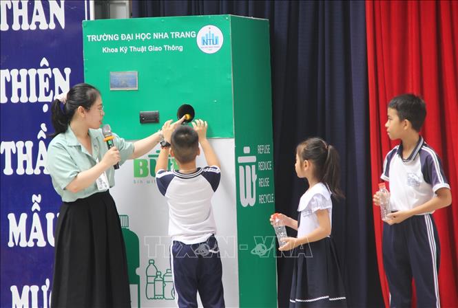 Học sinh trường Tiểu học Xương Huân 2, thành phố Nha Trang (Khánh Hòa) thực hành thu gom chai nhựa đưa vào 