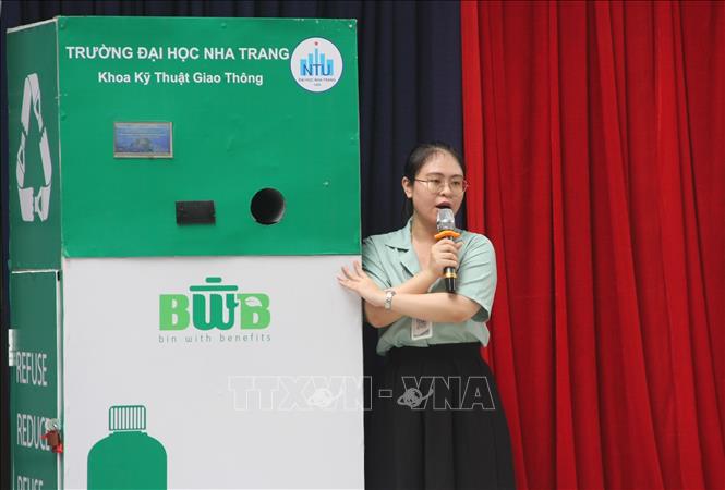 Chị Đặng Nhật Uyên giới thiệu về Dự án phi lợi nhuận Bin with Benefits (Dự án thùng rác đa năng) tại trường Tiểu học Xương Huân 2, thành phố Nha Trang, tỉnh Khánh Hòa. Ảnh: Phan Sáu - TTXVN