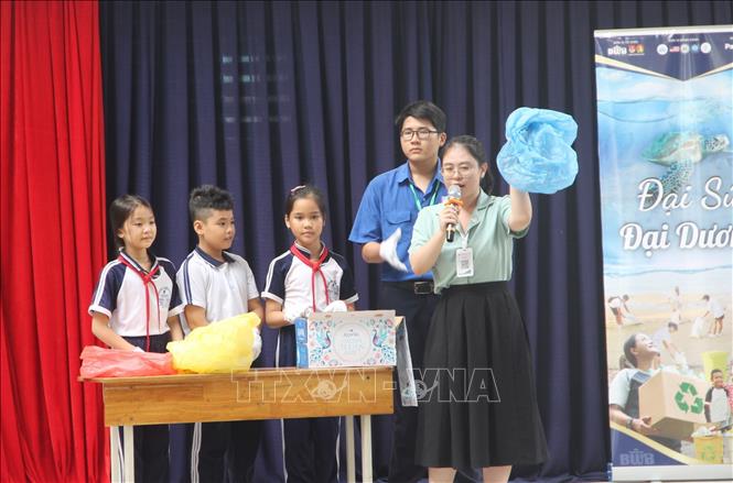 Nhà sáng lập Bin with Benefits Đặng Nhật Uyên hướng dẫn cho học sinh nhận biết về các loại rác nhựa. Ảnh: Phan Sáu - TTXVN