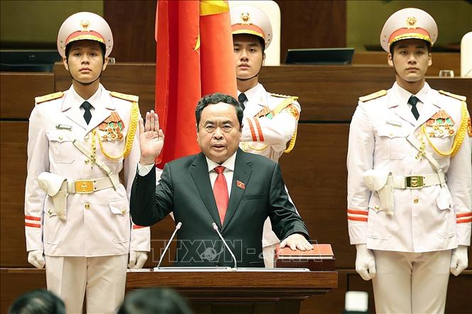 Newly-elected Chairman of the National Assembly Tran Thanh Man takes the oath of office. VNA Photo