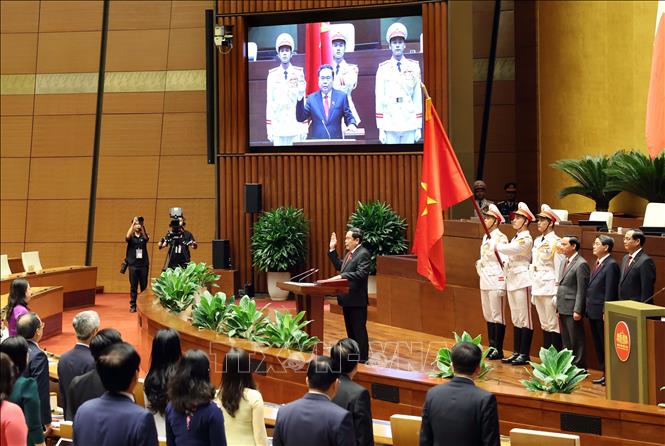 Newly-elected Chairman of the National Assembly Tran Thanh Man takes the oath of office. VNA Photo