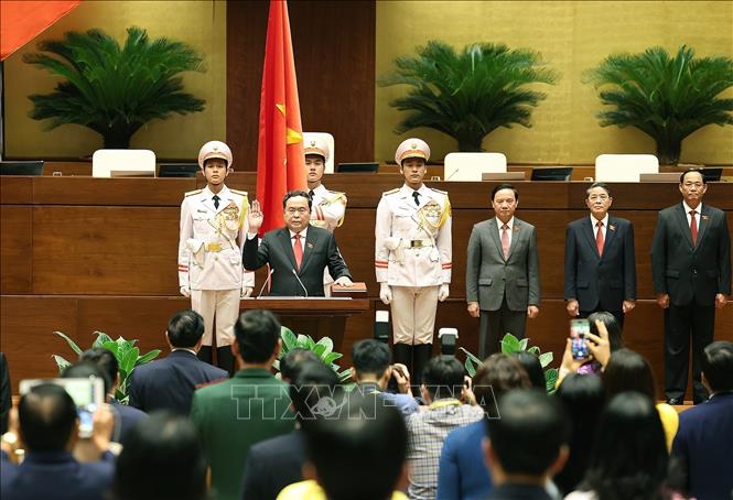 Newly-elected Chairman of the National Assembly Tran Thanh Man takes the oath of office. VNA Photo