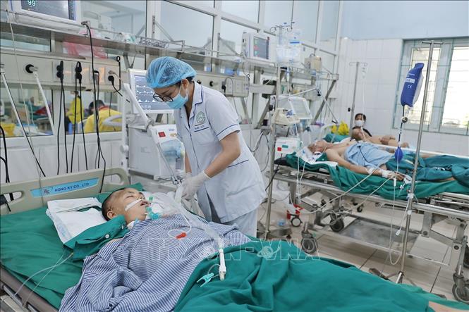 Chăm sóc bệnh nhân tại khoa Hồi sức tích cực và chống độc, Bệnh viện Đa khoa Hà Giang. Ảnh: Minh Quyết – TTXVN