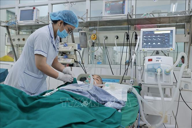 Chăm sóc bệnh nhân tại khoa Hồi sức tích cực và chống độc, Bệnh viện Đa khoa Hà Giang. Ảnh: Minh Quyết – TTXVN