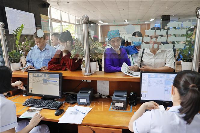 Khi đến đăng ký khám, chữa bệnh người dân chỉ cần mang theo CCCD gắn chip, thẻ bảo hiểm y tế hoặc điện thoại thông minh có cài đặt ứng dụng VSSID. Ảnh: Minh Quyết – TTXVN