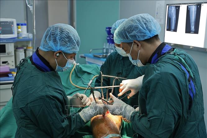 Ê kíp phẫu thuật cho bệnh nhân bị gãy xương đùi trên tại khoa Phẫu thuật – Gây mê hồi sức (Bệnh viện Đa khoa Hà Giang). Ảnh: Minh Quyết – TTXVN
