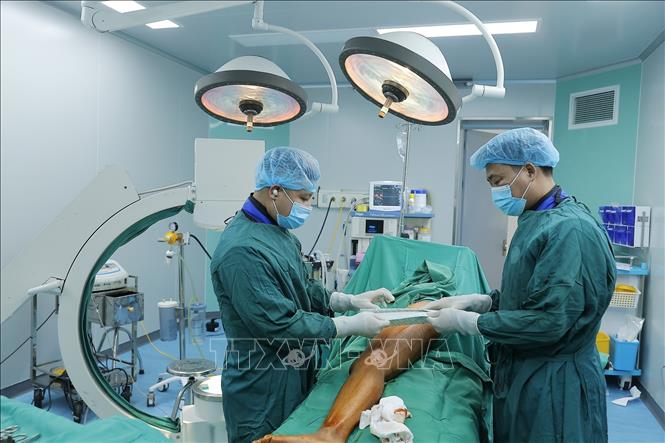 Ê kíp phẫu thuật cho bệnh nhân bị gãy xương đùi trên tại khoa Phẫu thuật – Gây mê hồi sức (Bệnh viện Đa khoa Hà Giang). Ảnh: Minh Quyết – TTXVN