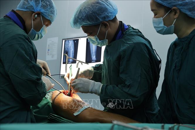 Ê kíp phẫu thuật cho bệnh nhân bị gãy xương đùi trên tại khoa Phẫu thuật – Gây mê hồi sức (Bệnh viện Đa khoa Hà Giang). Ảnh: Minh Quyết – TTXVN