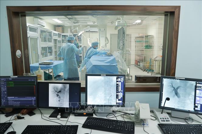 Bác sĩ điều trị cho bệnh nhân ung thư bằng phường pháp nút mạch hóa chất ung thư gan tại khoa Chuẩn đoán hình ảnh (Bệnh viện Đa khoa Hà Giang). Ảnh: Minh Quyết – TTXVN