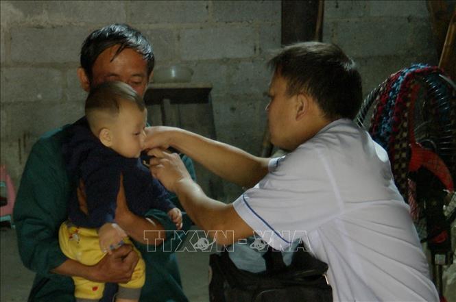 Nhân viên y tế cơ sở xã Giàng Chu Phìn (Mèo Vạc, Hà Giang) đến tận nhà người dân để thăm, khám bệnh. Ảnh: TTXVN phát