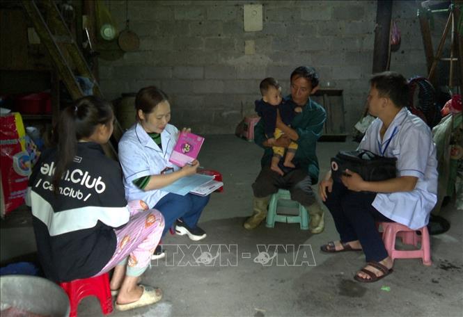 Nhân viên y tế cơ sở xã Giàng Chu Phìn (Mèo Vạc, Hà Giang) đến tận nhà người dân để thăm, khám bệnh. Ảnh: TTXVN phát