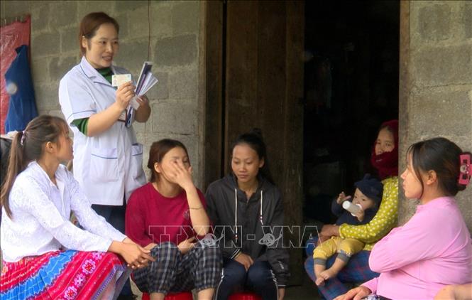 Nhân viên y tế cơ sở xã Giàng Chu Phìn (Mèo Vạc, Hà Giang) đến tận nhà người dân để thăm, khám bệnh. Ảnh: TTXVN phát