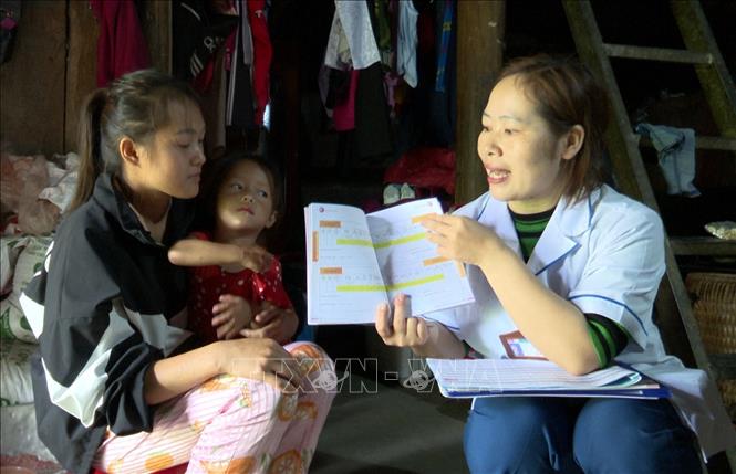Nhân viên y tế cơ sở xã Giàng Chu Phìn (Mèo Vạc, Hà Giang) đến tận nhà người dân để thăm, khám bệnh. Ảnh: TTXVN phát