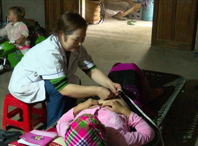 Nhân viên y tế cơ sở xã Giàng Chu Phìn (Mèo Vạc, Hà Giang) đến tận nhà người dân để thăm, khám bệnh. Ảnh: TTXVN phát