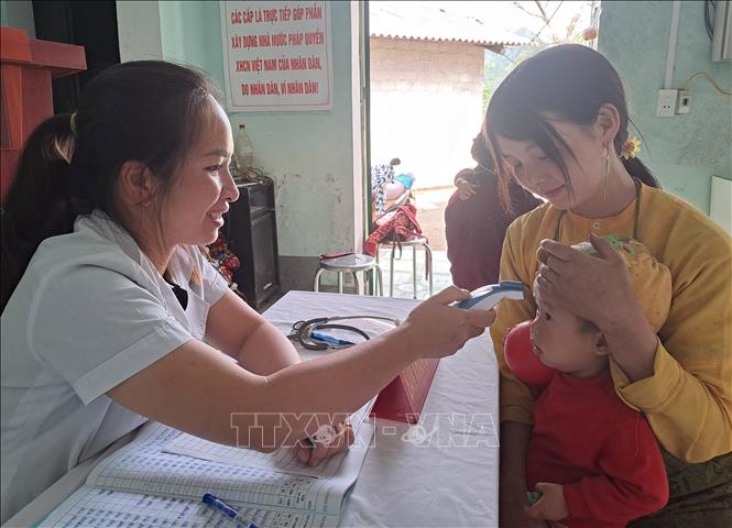Nhân viên trạm y tế xã Lũng Cú (Đồng Văn, Hà Giang) khám, chẩn đoán bệnh cho người dân. Ảnh: Đức Thọ -TTXVN