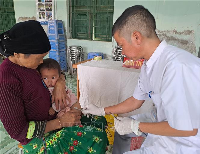 Nhân viên trạm y tế xã Lũng Cú (Đồng Văn, Hà Giang) khám, chẩn đoán bệnh cho người dân. Ảnh: Đức Thọ -TTXVN