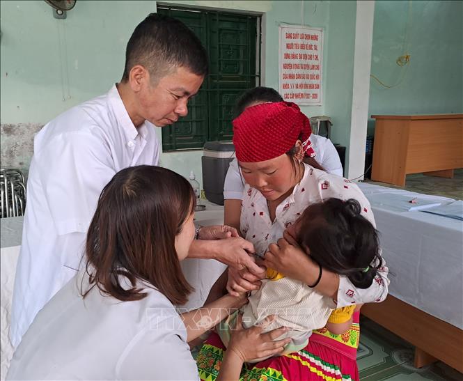Nhân viên trạm y tế xã Lũng Cú (Đồng Văn, Hà Giang) khám, chẩn đoán bệnh cho người dân. Ảnh: Đức Thọ -TTXVN