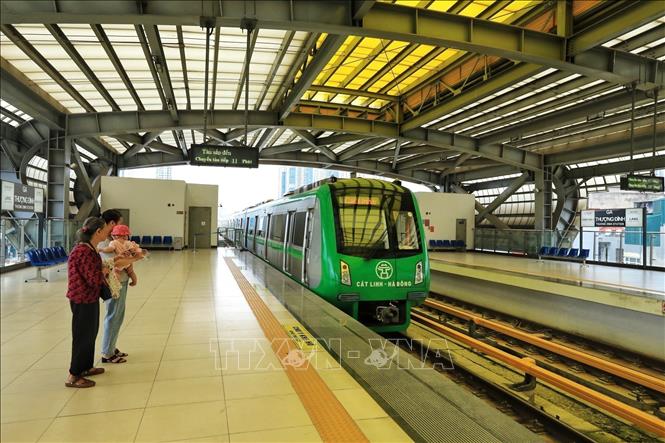 Trains run every 10 minutes with a capacity of 960 passengers each. One-way tickets cost from 8,000 VND-15,000 VND (0.35 USD-0.65 USD) for a trip and 30,000 VND for a day pass. VNA Photo: Tuấn Anh