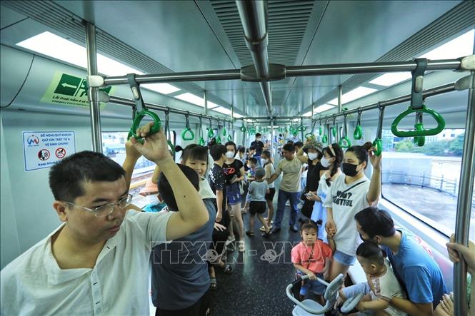 Trains run every 10 minutes with a capacity of 960 passengers each. One-way tickets cost from 8,000 VND-15,000 VND (0.35 USD-0.65 USD) for a trip and 30,000 VND for a day pass. VNA Photo: Tuấn Anh