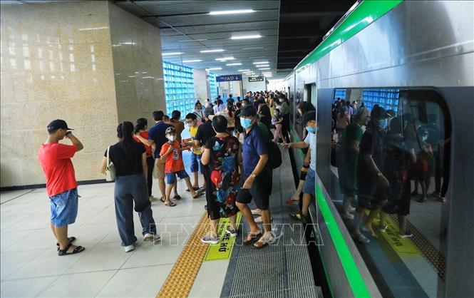 Trains run every 10 minutes with a capacity of 960 passengers each. One-way tickets cost from 8,000 VND-15,000 VND (0.35 USD-0.65 USD) for a trip and 30,000 VND for a day pass. VNA Photo: Tuấn Anh