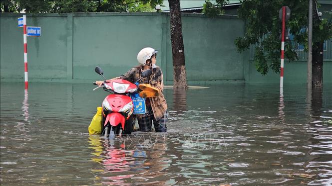 Nước ngập sâu trên các tuyến đường trong Khu công nghiệp Giao Long. Ảnh: Huỳnh Phúc Hậu - TTXVN