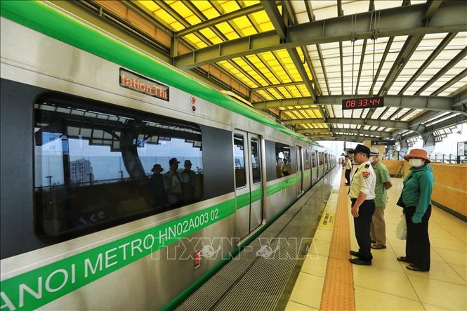 Trains run every 10 minutes with a capacity of 960 passengers each. One-way tickets cost from 8,000 VND-15,000 VND (0.35 USD-0.65 USD) for a trip and 30,000 VND for a day pass. VNA Photo: Tuấn Anh