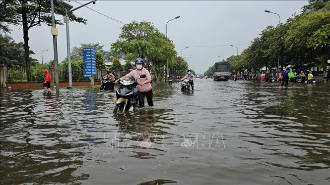 Nhiều xe bị chết máy khi đi vào Khu công nghiệp Giao Long. Ảnh: Huỳnh Phúc Hậu - TTXVN