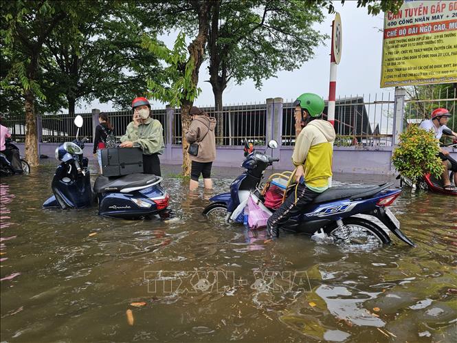 Nước ngập sâu khiến nhiều xe máy không thể di chuyển được trong Khu công nghiệp Giao Long. Ảnh: Huỳnh Phúc Hậu - TTXVN