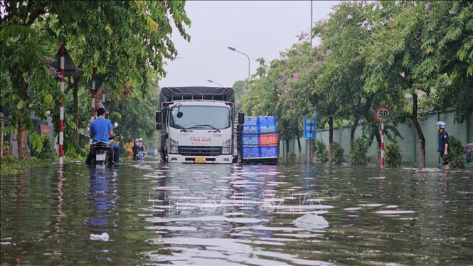 Nước ngập mênh mông trên các tuyến đường trong khu công nghiệp Giao Long. Ảnh: Huỳnh Phúc Hậu - TTXVN