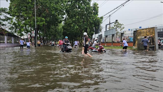 Nước ngập sâu trên các tuyến đường trong Khu công nghiệp Giao Long. Ảnh: Huỳnh Phúc Hậu - TTXVN
